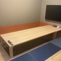 お子様連れのご家族やグループでのお集まりにご利用いただける完全個室。定員6名のお部屋内にはテレビもありYouTubeなども楽しめる特別室になっています。ただし時間制限あり ご利用は2時間半となります。
