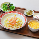 【月～金曜限定】メインが選べるランチセットはスープ・サラダ付で1000円で楽しめます♪