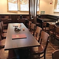 【2～4名席×7卓】少人数での食事に最適な配置です。友人や家族とのカジュアルな食事から、ビジネスミーティングまで幅広く利用できます。各卓はプライベート感があり、周囲を気にせず会話を楽しむことができるのが魅力です。さらに、7卓の豊富な席数は、急な集まりや少人数での宴会にも柔軟に対応可能。