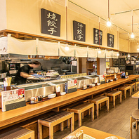 スタッフの活気あふれるカウンター席が人気