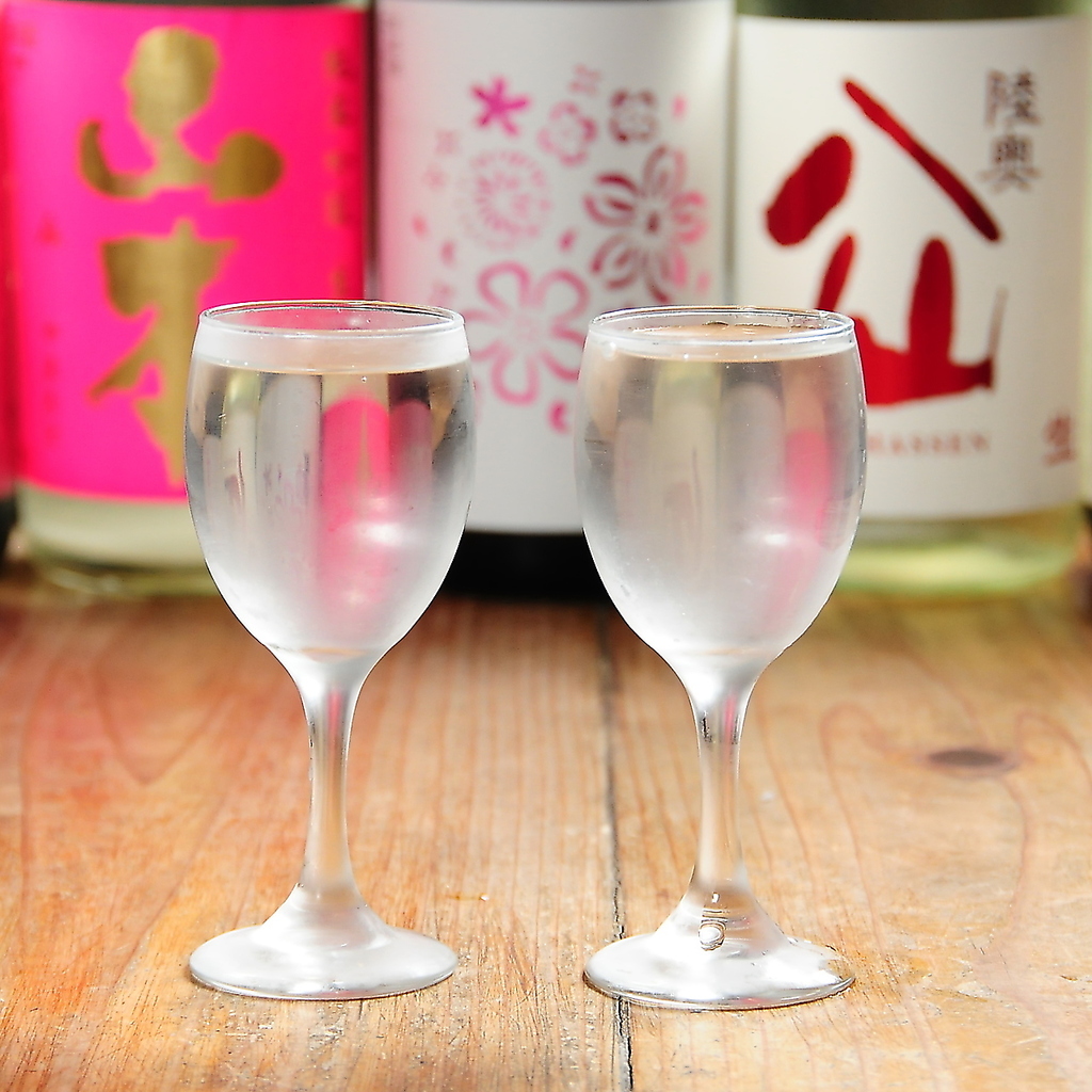 地鶏料理と相性抜群の日本酒や焼酎を多数用意。料理に合わせた最高の一杯をスタッフがご提案します。