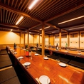 この写真の掘りごたつ個室は、40名様から60名様までご利用いただけます。会社の宴会や飲み会など様々なシーンでお使いください。漁師さんから直接仕入れる自慢の活魚や活イカをぜひご堪能ください。まずはお刺身から♪