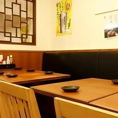 【テーブル席：2名様×2卓】和モダンな空間で、デートやご友人との食事会を◎気軽にお食事を楽しむのに最適なテーブル席。適度な距離感でお食事を楽しめるため、大切な方とのデートや、ご友人との語らいにぴったり。落ち着いた雰囲気の当店で、ゆったりとした特別なひとときをどうぞ。