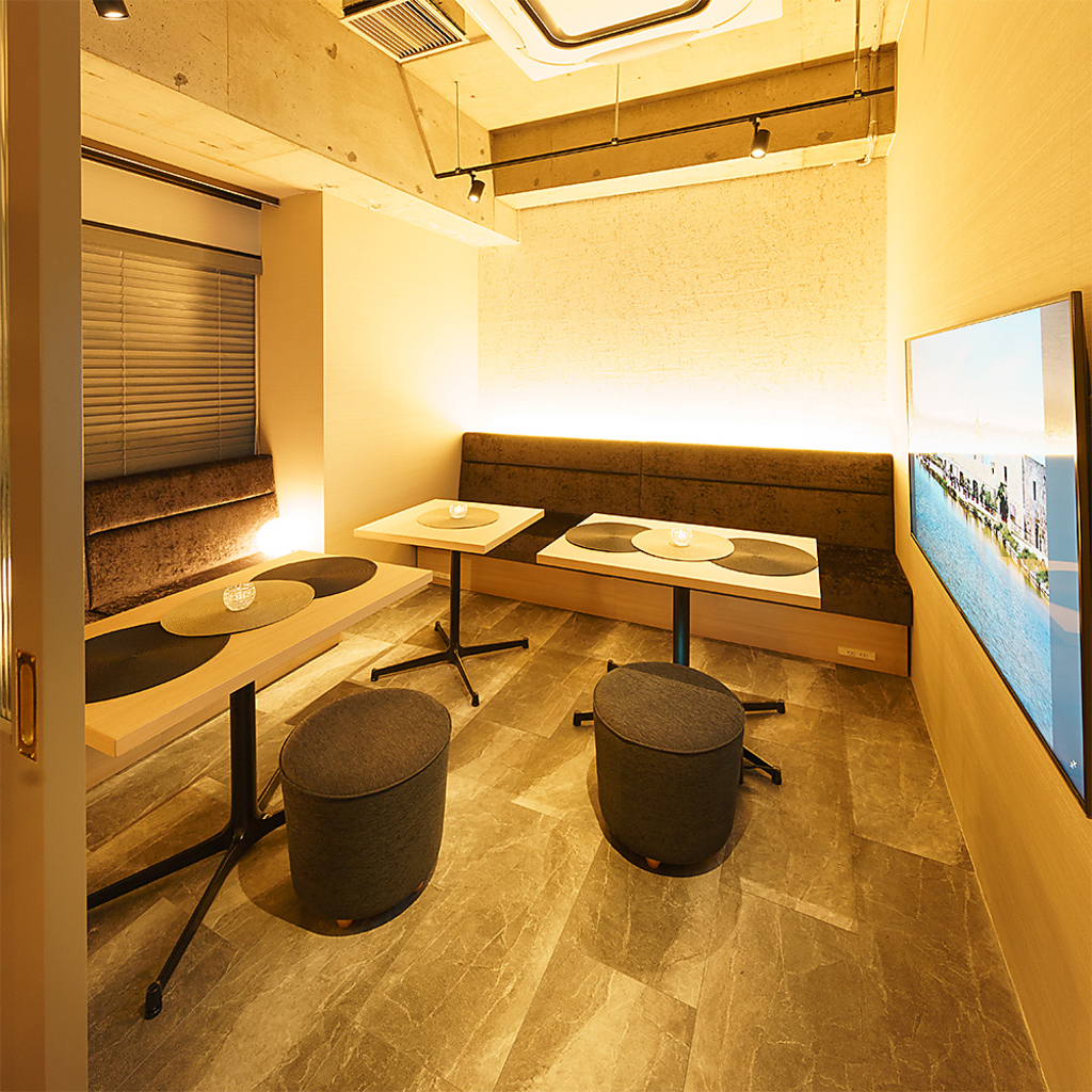 人気の個室は10名様までOK！55インチの大型モニター付♪DVDプレーヤーも貸出有★