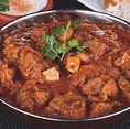 現地から直輸入したスパイス使用の本格インドカレーを堪能！