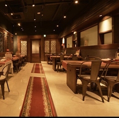 4名様でご利用可能なテーブル席をご用意しています。サクッと飲みたい時や友人とのお食事会や飲み会など、カジュアルなお食事シーンを含め用途はいろいろ◎当店の味を堪能しながら、楽しい時間をお過ごしください。ご来店をお待ちしています。