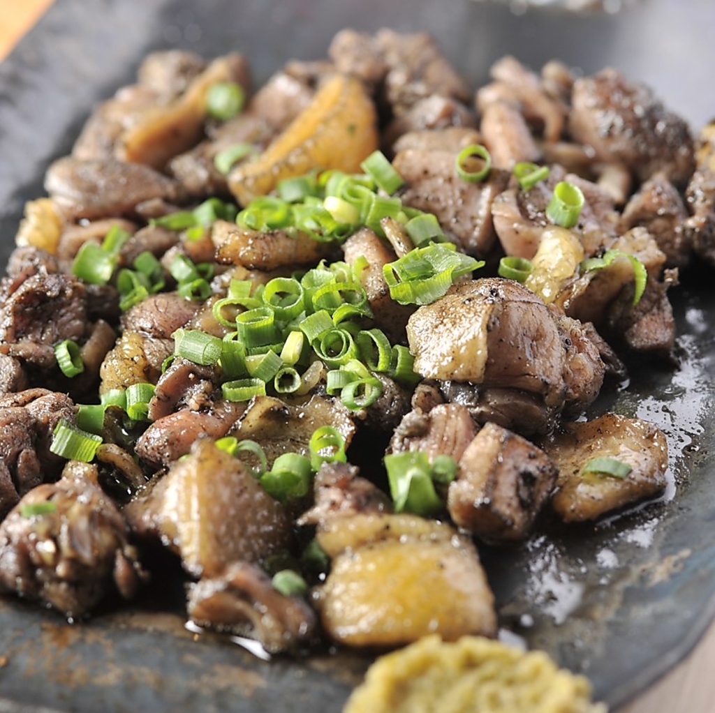 旨味あふれる国産鶏のもも肉を強火の炭火で一気に焼き上げ、肉に炭の香りをたっぷりと纏わせた逸品◎