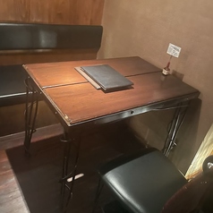 入り口入ってすぐの2人がけのお席です。