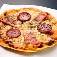 厚切りベーコンとハーブサラミのピザ