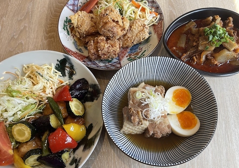 お昼は様々な定食をご用意、夜は定食プラス季節＆定番おつまみで居酒屋利用も！