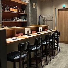 カップルに人気のカウンター席もあります。落ち着いた空間で2人の時間を過ごせます。