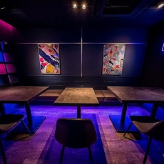 ネオンの光が煌めく、幻想的な雰囲気のテーブル席です。SNS映えする店内で、お食事とともに特別な時間をお楽しみください♪