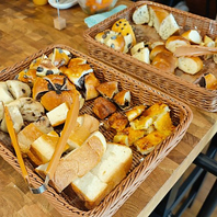 ランチタイムはスープ・焼きたてパンが食べ放題♪