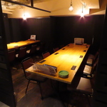 最大100名様まで貸切OKのダイニングフロアは会社宴会や結婚式の2次会にも人気