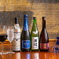 厳選した日本酒やワインを豊富にご用意しております。