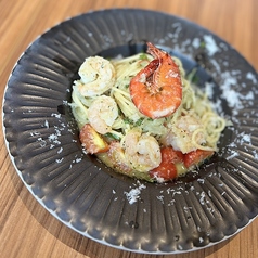 殻ごと食べれる海老のジェノベーゼソース