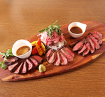 肉プレート充実！牛肉盛り贅沢プレートや特選4種の黒毛和牛ステーキプレートなど！肉三昧！！