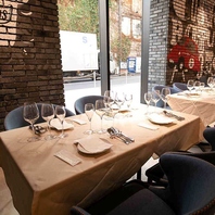 結婚式二次会や同窓会に最適な貸切。華麗な内観が魅力！