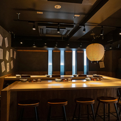 お一人様やカップルにおすすめのカウンター席は、程よい距離感と落ち着いた照明が魅力です。他のお客様を気にせず、しっぽりと飲みたい時に最適です。ゆったりと座れる椅子で、洗練された空間の中、至福のひとときをお過ごしください。