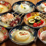 秘伝の鶏白湯スープが決め手。定番の具材から濃厚な龍の玉子まで、旨味が凝縮された看板メニュー。