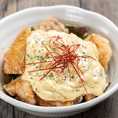 外はカリッと、中は驚くほどジューシーに揚げた鶏肉に、特製甘酢タレと自家製タルタルソースをたっぷりと。卵のコクを活かした具だくさんのタルタルが、鶏の旨味を一層引き立てます。ボリューム満点で、お酒のお供にはもちろん、ご飯も進むこと間違いなし。お子様から大人まで愛される、当店自慢の逸品です。