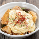 外はカリッと、中は驚くほどジューシーに揚げた鶏肉に、特製甘酢タレと自家製タルタルソースをたっぷりと。卵のコクを活かした具だくさんのタルタルが、鶏の旨味を一層引き立てます。ボリューム満点で、お酒のお供にはもちろん、ご飯も進むこと間違いなし。お子様から大人まで愛される、当店自慢の逸品です。