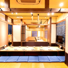 【最大44名様までご利用可能】掘りごたつのお座敷をはじめ、人数や用途に合わせたお席をご用意可能です。忘年会・新年会など各種会社宴会や、同窓会、二次会など様々なシーンにご利用いただけます。大人数でのご宴会や貸し切りもお気軽にご相談ください。