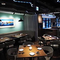 ご友人同士やご家族揃っての食事会、ちょっとしたお集まりにも最適な4名掛けのテーブル席です。お子様連れのお客様に嬉しい、ベビーカーでの入店も可能です。お手伝いが必要の際は、お気軽にスタッフへお声がけください。