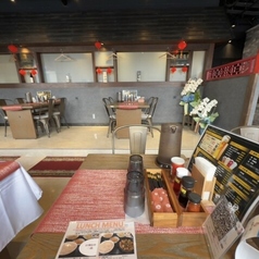 2名様でご利用可能なテーブル席をご用意しています。デートやご家族でのお食事などにもご利用いただけます◎お得なお料理のコースや飲み放題もご用意していますので、当店の味を堪能しながら、楽しい時間をお過ごしください。ご来店をお待ちしています。