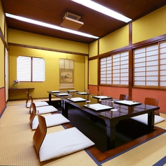 江戸菊のお部屋の中でも比較的新しいお部屋。８名様くらいがゆったりと座れるお部屋ですが、１０名様くらいまでは入ることが可能です。