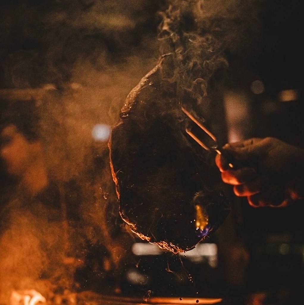 【国産牛】　国産和牛A5のお肉や蝦夷鹿等のジビエ料理もございます。