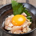 「朝引き鶏」の新鮮なムネ肉を贅沢に使用し、特製の甘辛ダレで仕上げました。 濃厚な黄身を崩して絡めれば、しっとり柔らかな鶏肉の甘みとタレのコクが口いっぱいに広がります。 お酒のアテに最適なのはもちろん、一度食べたら忘れられないリピーター続出のメニュー。鮮度が自慢のとり縁だからこそ提供できる一皿です。