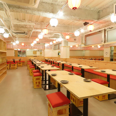 明るい雰囲気の店内には、気軽に使えるテーブル席を多数ご用意しております！