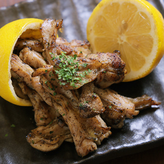 博多地鶏せせりの塩焼き ~レモンのいれもん~
