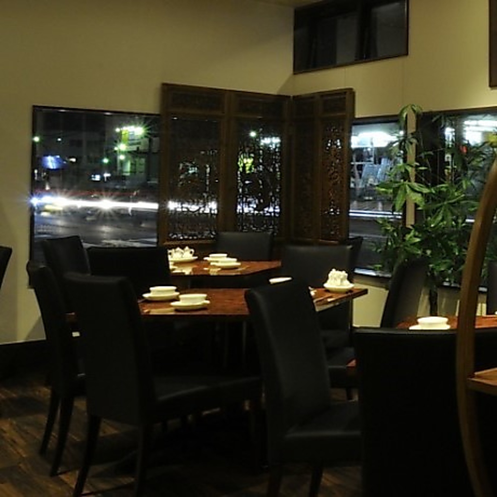 店内は落ち着いた雰囲気の漂うシックな空間。いつでもゆったりとお食事をお楽しみいただけます。