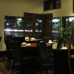 店内は落ち着いた雰囲気の漂うシックな空間。いつでもゆったりとお食事をお楽しみいただけます。