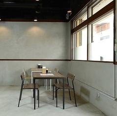 店内には4名様でご利用いただけるテーブル席を3卓ご用意しております。