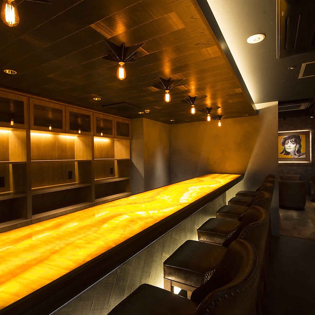 オニキスのバーカウンター。落ち着いた大人な雰囲気でゆっくりとお楽しみ頂くことが可能です。