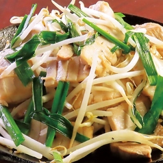 まぐろとニラもやしオイスター炒め