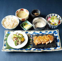 “純鶏”名古屋コーチン特上もも肉溶岩石焼とアボカド・インカのめざめ バター醤油焼きのかしわ御膳