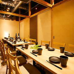 12~18名様対応の広々とした個室は、会社のご宴会や親族での集まりなど、大人数でのご利用に最適です。和の趣が感じられる落ち着いた空間で、周囲を気にせず会話と料理を楽しめます。ゆとりあるレイアウトで、長時間でも快適に過ごせる設計。完全個室なのでプライバシーも確保され、フォーマルな場にもぴったりです。