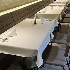 明るいテーブル席は、気さくな雰囲気の中で広島とシチリアの絶品料理を楽しむのに最適な場所です。心温まる会話を交わしながら、特別な夜を演出する素敵なひとときをお過ごしください。