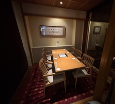 仕切られた６名掛けテーブル