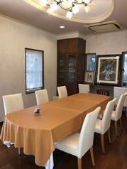 落ち着いた雰囲気の個室で特別なひとときを最大10名様までご利用いただける個室をご用意しております。ご家族のお祝い事や大切なご会食に、ゆったりとした空間でお楽しみください。柔らかい自然光が心地よく、お料理のひと皿ひと皿が印象深いものに…＊個室使用料として別途2,200円を頂戴しております。