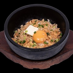 肉めしチャーハンと醤油バター香る熱々ガーリックライス