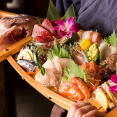 当店では、毎日厳選した新鮮な海鮮素材を使用しております。地元市場から直送される旬の魚介は、鮮度抜群で旨みが豊か。刺身はもちろん、焼き物や煮物にも素材の良さが際立ち、海の恵みを存分に味わえます。新鮮だからこそ感じられるぷりぷりの食感と豊かな風味を、ぜひご堪能ください。お酒との相性も抜群です。