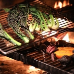 【薪料理始めました。】薪火で焼き上げるお肉やお野菜を、香りと共にお楽しみ下さい。