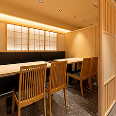 【完全個室】扉ありの完全個室席もご用意。ビジネスシーンにおけるご接待や、年に一度の記念日など特別な日におすすめです。満ち足りた時間をお過ごしください。