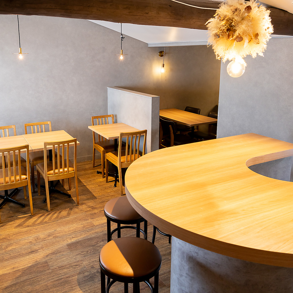 小さなお店ですが、お席タイプは様々♪店内もお楽しみください！