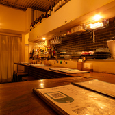 店内では電子タバコのみ喫煙が可能です。紙タバコの煙が苦手な方や、お子様連れのお客様にも配慮したクリーンな環境を維持しつつ、嗜好の時間を大切に。お食事の合間に、周囲に気兼ねなくリラックスできる空間作りを心がけております。